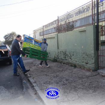 Alunos do Colégio Santíssima fazem releituras de obras de arte em bancos para presentear a comunidade
