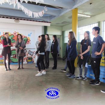 Alunos do Colégio Santíssima fazem releituras de obras de arte em bancos para presentear a comunidade