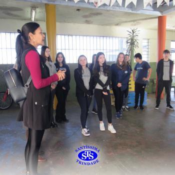 Alunos do Colégio Santíssima fazem releituras de obras de arte em bancos para presentear a comunidade