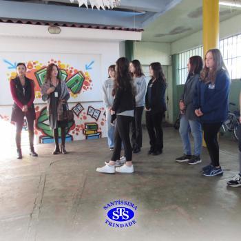 Alunos do Colégio Santíssima fazem releituras de obras de arte em bancos para presentear a comunidade