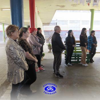 Alunos do Colégio Santíssima fazem releituras de obras de arte em bancos para presentear a comunidade