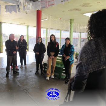 Alunos do Colégio Santíssima fazem releituras de obras de arte em bancos para presentear a comunidade