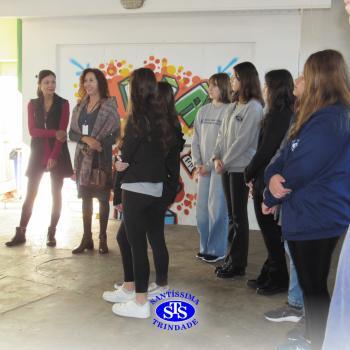Alunos do Colégio Santíssima fazem releituras de obras de arte em bancos para presentear a comunidade