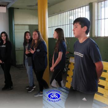 Alunos do Colégio Santíssima fazem releituras de obras de arte em bancos para presentear a comunidade