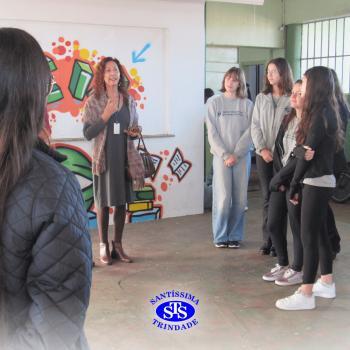 Alunos do Colégio Santíssima fazem releituras de obras de arte em bancos para presentear a comunidade