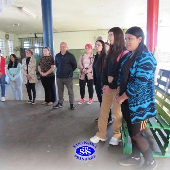 Alunos do Colégio Santíssima fazem releituras de obras de arte em bancos para presentear a comunidade