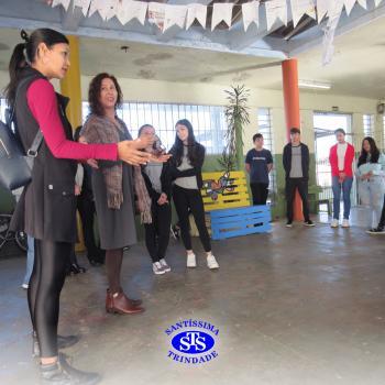 Alunos do Colégio Santíssima fazem releituras de obras de arte em bancos para presentear a comunidade
