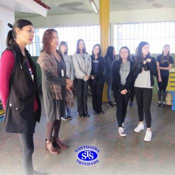 Alunos do Colégio Santíssima fazem releituras de obras de arte em bancos para presentear a comunidade