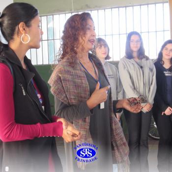 Alunos do Colégio Santíssima fazem releituras de obras de arte em bancos para presentear a comunidade