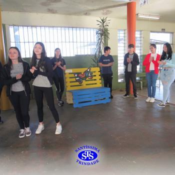 Alunos do Colégio Santíssima fazem releituras de obras de arte em bancos para presentear a comunidade