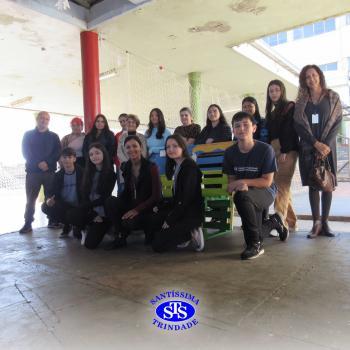 Alunos do Colégio Santíssima fazem releituras de obras de arte em bancos para presentear a comunidade
