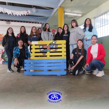 Alunos do Colégio Santíssima fazem releituras de obras de arte em bancos para presentear a comunidade
