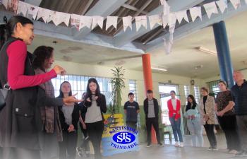 Alunos do Colégio Santíssima fazem releituras de obras de arte em bancos para presentear a comunidade