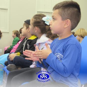 Visita surpreende crianças do Infantil 5 
