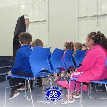 Visita surpreende crianças do Infantil 5 