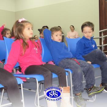 Visita surpreende crianças do Infantil 5 