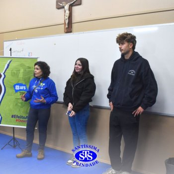 Intercambistas da Itália e da Bélgica compartilham suas experiências com os estudantes