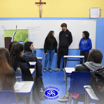 Intercambistas da Itália e da Bélgica compartilham suas experiências com os estudantes