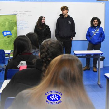 Intercambistas da Itália e da Bélgica compartilham suas experiências com os estudantes