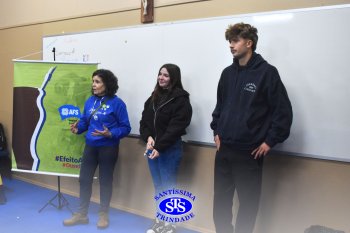 Intercambistas da Itália e da Bélgica compartilham suas experiências com os estudantes