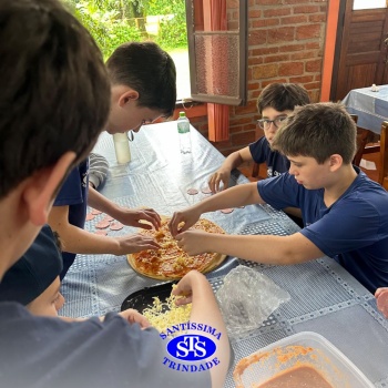 Alunos exploram o aprendizado ao fazer pizzas no Parque Franciscano STS | 6º ano