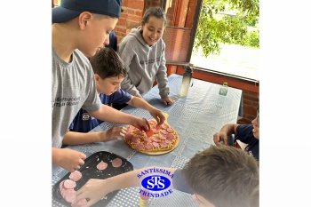 Alunos exploram o aprendizado ao fazer pizzas no Parque Franciscano STS | 6º ano