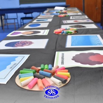 Ateliê da Massinha: crianças desenvolvem a criatividade e imaginação ao explorarem diversos cenários na Sala de Artes