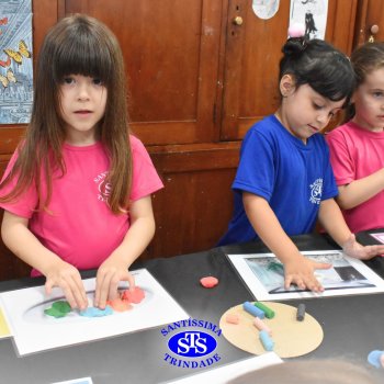 Ateliê da Massinha: crianças desenvolvem a criatividade e imaginação ao explorarem diversos cenários na Sala de Artes