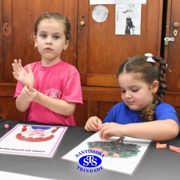 Ateliê da Massinha: crianças desenvolvem a criatividade e imaginação ao explorarem diversos cenários na Sala de Artes
