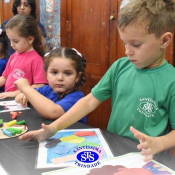 Ateliê da Massinha: crianças desenvolvem a criatividade e imaginação ao explorarem diversos cenários na Sala de Artes