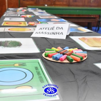 Ateliê da Massinha: crianças desenvolvem a criatividade e imaginação ao explorarem diversos cenários na Sala de Artes