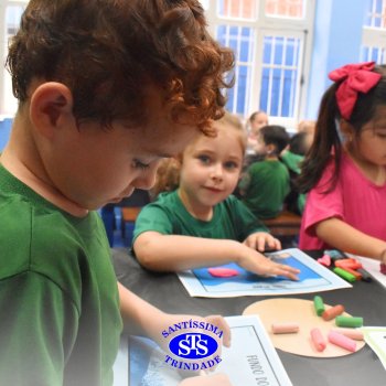 Ateliê da Massinha: crianças desenvolvem a criatividade e imaginação ao explorarem diversos cenários na Sala de Artes