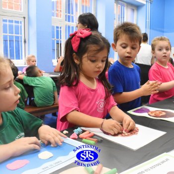 Ateliê da Massinha: crianças desenvolvem a criatividade e imaginação ao explorarem diversos cenários na Sala de Artes