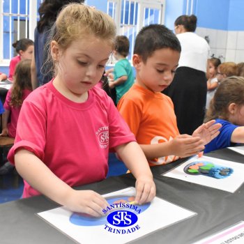 Ateliê da Massinha: crianças desenvolvem a criatividade e imaginação ao explorarem diversos cenários na Sala de Artes