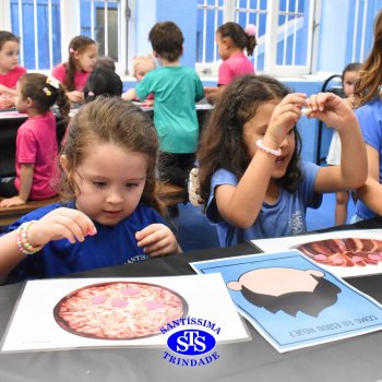 Ateliê da Massinha: crianças desenvolvem a criatividade e imaginação ao explorarem diversos cenários na Sala de Artes