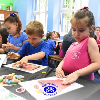 Ateliê da Massinha: crianças desenvolvem a criatividade e imaginação ao explorarem diversos cenários na Sala de Artes