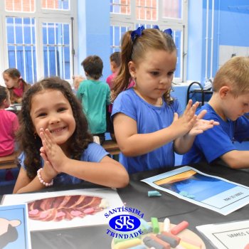 Ateliê da Massinha: crianças desenvolvem a criatividade e imaginação ao explorarem diversos cenários na Sala de Artes