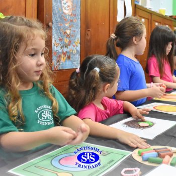 Ateliê da Massinha: crianças desenvolvem a criatividade e imaginação ao explorarem diversos cenários na Sala de Artes