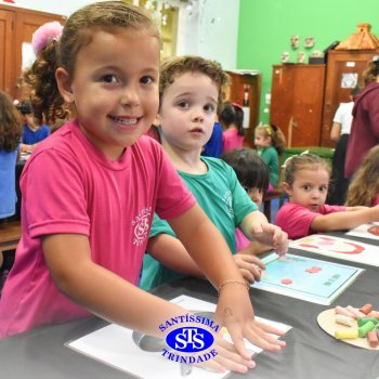 Ateliê da Massinha: crianças desenvolvem a criatividade e imaginação ao explorarem diversos cenários na Sala de Artes