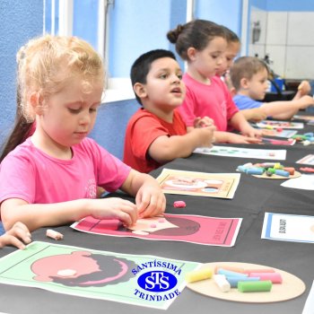 Ateliê da Massinha: crianças desenvolvem a criatividade e imaginação ao explorarem diversos cenários na Sala de Artes