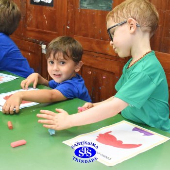 Ateliê da Massinha: crianças desenvolvem a criatividade e imaginação ao explorarem diversos cenários na Sala de Artes
