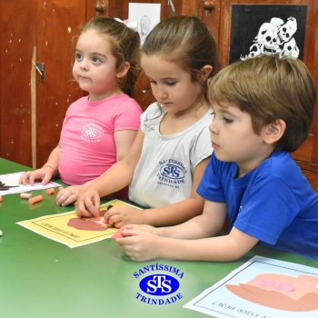 Ateliê da Massinha: crianças desenvolvem a criatividade e imaginação ao explorarem diversos cenários na Sala de Artes