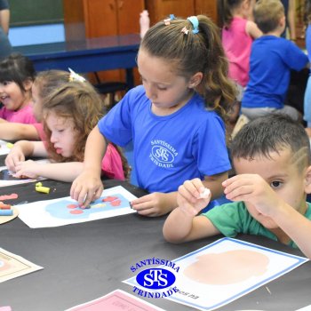 Ateliê da Massinha: crianças desenvolvem a criatividade e imaginação ao explorarem diversos cenários na Sala de Artes