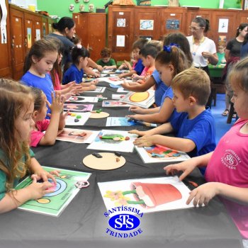 Ateliê da Massinha: crianças desenvolvem a criatividade e imaginação ao explorarem diversos cenários na Sala de Artes