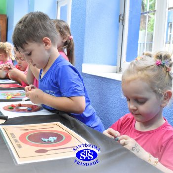 Ateliê da Massinha: crianças desenvolvem a criatividade e imaginação ao explorarem diversos cenários na Sala de Artes