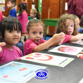 Ateliê da Massinha: crianças desenvolvem a criatividade e imaginação ao explorarem diversos cenários na Sala de Artes