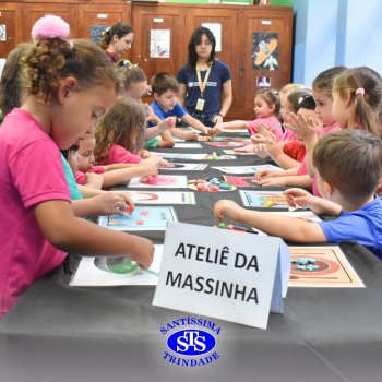 Ateliê da Massinha: crianças desenvolvem a criatividade e imaginação ao explorarem diversos cenários na Sala de Artes