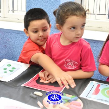 Ateliê da Massinha: crianças desenvolvem a criatividade e imaginação ao explorarem diversos cenários na Sala de Artes