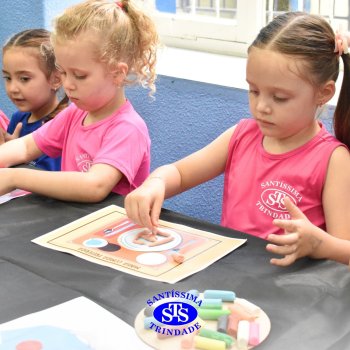 Ateliê da Massinha: crianças desenvolvem a criatividade e imaginação ao explorarem diversos cenários na Sala de Artes