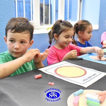 Ateliê da Massinha: crianças desenvolvem a criatividade e imaginação ao explorarem diversos cenários na Sala de Artes